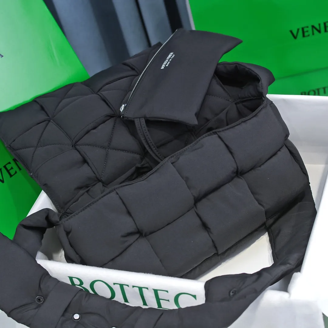 #𝐂𝐀𝐒𝐒𝐄𝐓𝐓𝐄 Nylon tofu tofu bag This Cassette is so cute, its cute appearance does not affect its practicality and the capacity is good! The fabric is low-key and very textured, suitable for daily wear with casual wear. The cross-woven design of the wide cloth is really stunning. The bag has a puffy shape and feels like a piece of tofu. It can be worn on one shoulder, cross-body or as a waist bag. You can also adjust the shoulder strap to the size of the bag under the armpit, so you can have it all! S30x15cm【8951#】